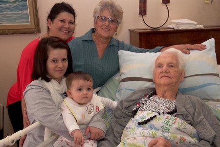 Die 5 geslagte van Tannie Rens Fourie (96) in die bed, met vlnr om haar Mienke Rossell (agter-agter-kleinkind), Marnel Rossell(agter-kleinkind), Ronel Visser (kleinkind) en Maria Otto (skoondogter)
